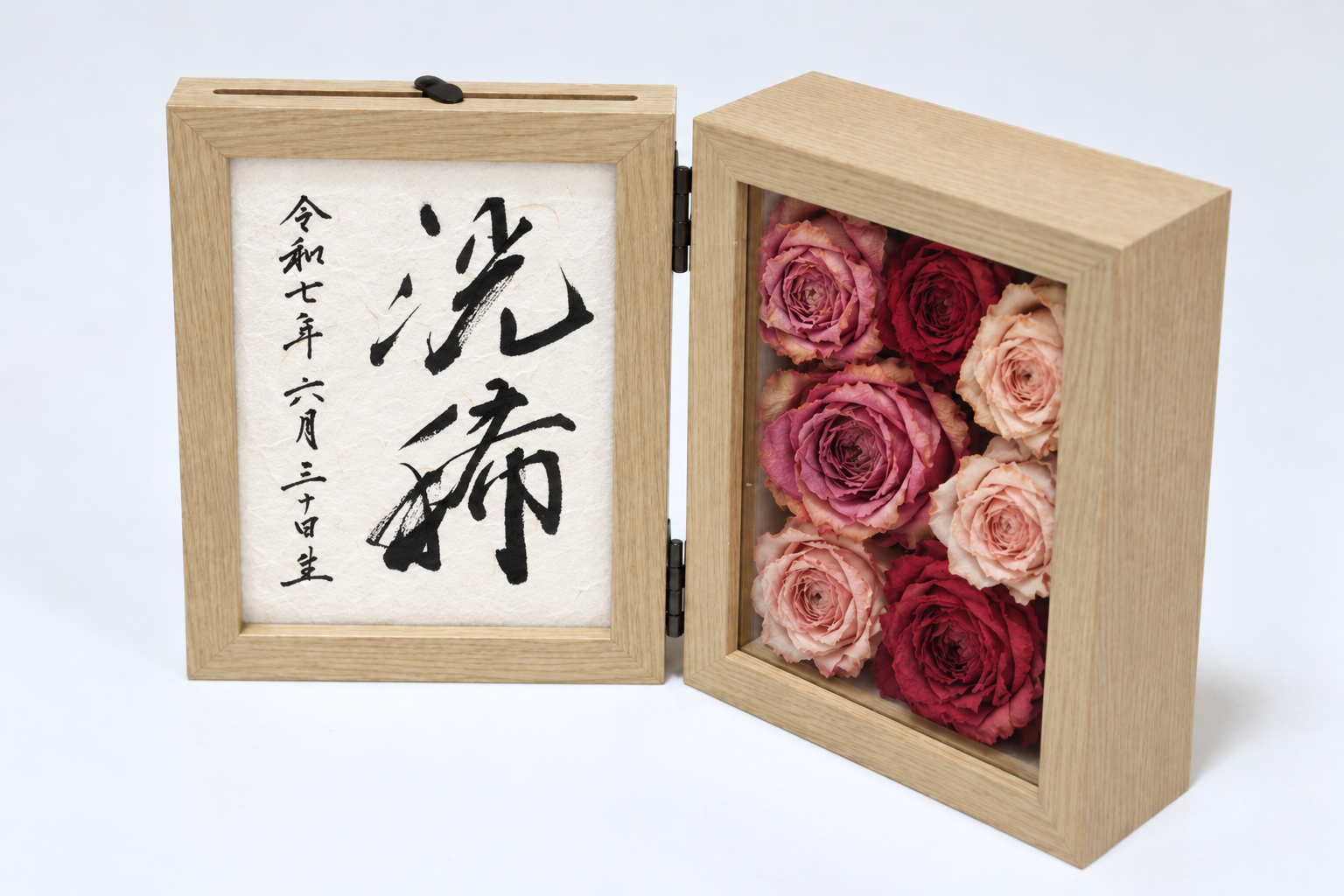 flower命名書の制作例。書とバラを組み合わせた木製フレーム